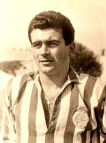 Jug車 en el Real Madrid entre 1954 y 1958. El Betis le fich車 esa misma temporada y milit車 en el equipo sevillano hasta 1962.