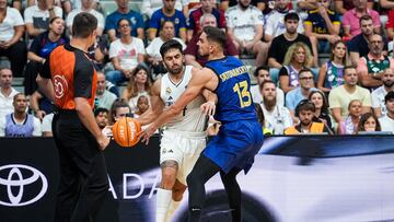 Facundo Campazzo, base del Madrid, trata de superar a Tomas Satoransky en la semifinal de la Supercopa Endesa 2024.