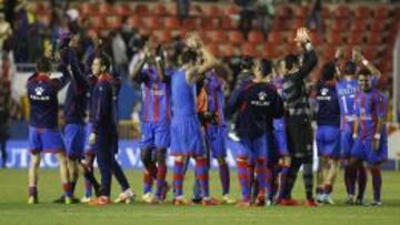 Celebración del equipo levantinista tras conseguir la permanencia.
