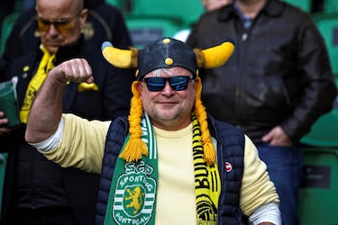 El Sporting de Portugal recibió ayer en el José Alvalade al Bodo/Glimt en la vuelta de octavos de final de la Champions League. Un aficionado portugués posaba en las gradas del estadio lisboeta, momentos antes del partido, ataviado con un casco de vikingo, con trenzas incluidas, y una bufanda conmemorativa del partido con los colores de ambos equipos.