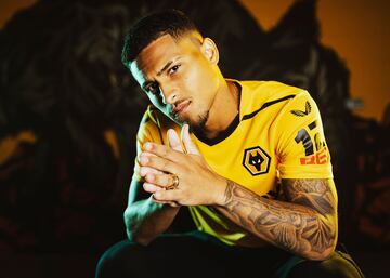 Los Wolverhampton Wanderers Football Club confirmaron el fichajes del jugador del Flamengo Joao Gomes. Se suma a sus filas hasta verano de 2028 por un precio de unos 17 millones de euros.