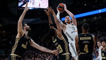 Dzanan Musa, alero del Real Madrid, entra a canasta ante el AS Mónaco.