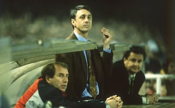 En el banquillo junto a Rexach.