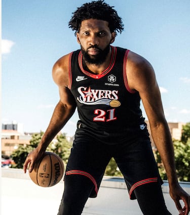 La nueva equipación Classic Edition de los Philadelphia 76ers para la temporada 2025/26 es un homenaje directo al icónico uniforme negro que el equipo lució durante su histórica campaña 2000-01, cuando alcanzaron las Finales de la NBA liderados por Allen Iverson.