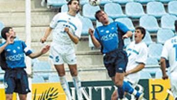 <b>SALTO</b>. Dani Pendín y Amaya luchan por el balón en una jugada del partido de ayer en Getafe.