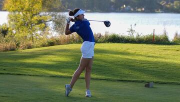 La golfista española Teresa Toscano golpea la bola.