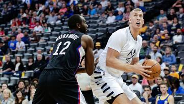 Luc Mbah a Moute defiende a Mason Plumlee.