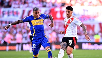 FILE PHOTO: Soccer Football - Argentine Primera Division - River Plate v Boca Juniors - Estadio Mas Monumental, Buenos Aires, Argentina - April 27, 2025 Boca Juniors' Ayrton Costa in action with River Plate's Sebastian Driussi REUTERS/Rodrigo Valle/File Photo