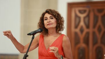 La vicepresidenta primera del Gobierno y ministra de Hacienda, María Jesús Montero, atiende a los medios durante la visita institucional al Ayuntamiento de Rota. A 21 de agosto de 2024, en Rota, Cádiz (Andalucía, España). La ministra María Jesús Montero ha realizado una visita institucional al Ayuntamiento de Rota, donde ha mantenido una reunión con el alcalde, José Javier Ruiz Arana.
21 AGOSTO 2024
Rocío Ruz / Europa Press
21/08/2024