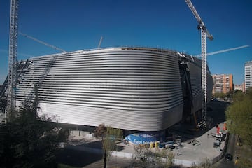 Las obras de remodelación del estadio del Real Madrid siguen su curso sin descanso a pocos meses de su inauguración. El club blanco presentado nuevas instantáneas del interior y de la fachada del estadio.