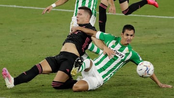 Jovic le disputa un bal&oacute;n a Mandi, el domingo en Sevilla.