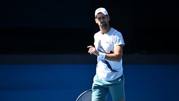 El tenista serbio Novak Djokovic, durante un entrenamiento previo al Open de Australia 2024 en el Rod Laver Arena de Melbourne.