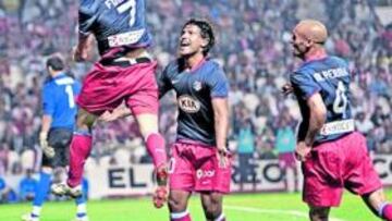 <b>CELEBRACIÓN DE PICHICHI. </b>Diego Forlán celebra junto a su compañero y pareja cómplice en el ataque, Agüero, el segundo de los tres goles que ayer le marcó al Athletic.