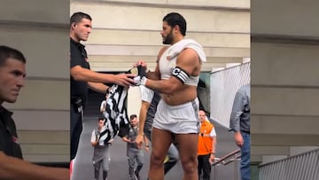 ¡Qué regalo! Policía del Monumental recibió el jersey de Hulk tras eliminar a River Plate