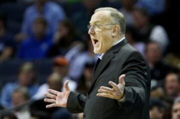 El entrenador de Minnesota, Rick Adelman, a grito pelado.