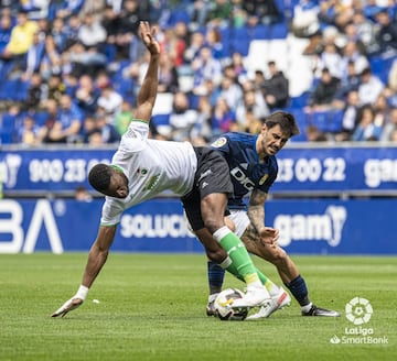 Sekou Gassama, del Racing, en el partido frente al Real Oviedo en el Carlos Tartiere.