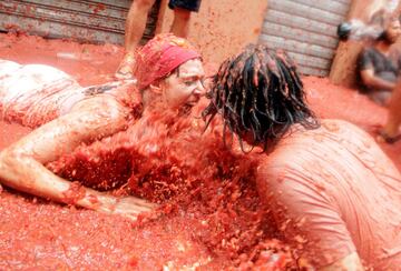 Revellers play in tomato pulp during the annual Tomatina festival in Bunol near Valencia, Spain, August 30, 2017. REUTERS/Heino Kalis