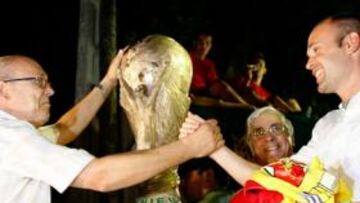 <b>ANTE SU CASA. </b>Esta estatua con la Copa lucirá en Fuentealbilla.