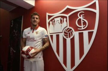 Éste futbolista montenegrino de 27 años jugará en el Sevilla por lo menos hasta el final de la temporada. Estaba cedido a su vez por el Manchester City en el Inter, obligado a pagar 13,5 millones de euros este invierno por sus servicios. El Inter quería que la opción de compra del Sevilla por una cantidad cercana a ese precio fuera obligatoria, pero el conjuno español consiguió que ésta sea opcional.