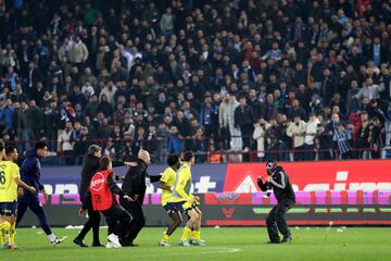 Numerosos ultras del Trabzonspor han agredido este domingo a los jugadores del Fenerbahçe tras perder su club en casa por 2-3. Tras pitarse el final del partido, los jugadores del Fenerbahçe intentaron celebrar la victoria sobre el césped, pero numerosos ultras del Trabzonspor irrumpieron en el campo agrediendo a los jugadores. Los futbolistas se defendieron, produciéndose una batalla campal de la que los jugadores fueron rescatados por las fuerzas de seguridad. 