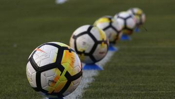 Futbol,Union Espa&Atilde;&plusmn;ola vs Union La Calera.
 Trig&Atilde;&copy;sima fecha, campeonato nacional 2018.
 La pelota antes del partido entre Union Espa&Atilde;&plusmn;ola y Union La Calera por primera division disputado en el estadio Santa Laura de Santiago, Chile.
 29/12/2018
 Marcelo Hernandez/Photosport
 
 Football, Union Espanola vs Union La Calera.
 30 th date, National Championship 2018.
 The ball before the game Union Espanola against Union La Calera for  first division football match  at  the Santa Laura stadium in Santiago, Chile.
 29/12/2018
 Marcelo Hernandez/Photosport