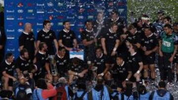 Los &#039;All Blacks&#039; celebran el t&iacute;tulo tras derrotar al equipo argentino.