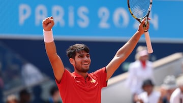 PARÍS, 02/08/2024.- El tenista español Carlos Alcaraz celebra tras ganar al canadiense Felix Auger-Aliassime en su partido de semifinales de los juegos olímpicos de París 2024, este viernes en el complejo Roland Garros de París. EFE/ Juanjo Martín