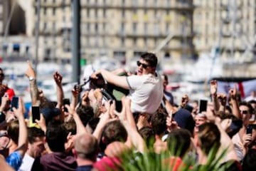 Un hombre en silla de ruedas es manteado por aficionados ingleses.