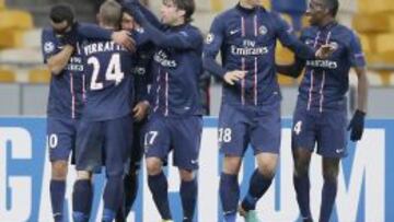 El jugador del PSG Ezequiel Lavezzi celebra uno de sus goles con sus compa&ntilde;eros.