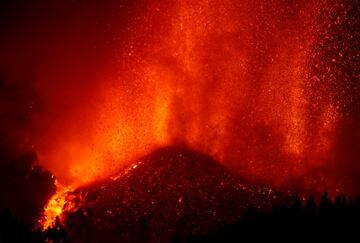 La erupción volcánica ayer (domingo 19 de septiembre) en los alrededores de Las Manchas, en El Paso (La Palma), después de que el complejo de la Cumbre Vieja acumulara miles de terremotos en la última semana, conforme el magma iba presionando el subsuelo en su ascenso. Las autoridades habían comenzado horas antes evacuar a las personas con problemas de movilidad en cuatro municipios.