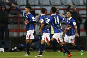 Futbol, Huachipato vs Universidad Catolica.
Campeonato de Clausura 2016/17
El jugador de Huachipato, Kevin Hidalgo,  centro, celebra con sus companeros luego de convertir un gol contra Universidad Catolica durante el partido de primera division en el estadio Cap en Talcahuano, Chile.
07/05/2017
Paul Plaza/Photosport*****

Football, Huachipato vs Universidad Catolica.
Clousure Championship 2016/17
Huachipato's player Kevin Hidalgo, center, celebrates with teammates after scoring against Universidad Catolica during the first division football match held at the Cap stadium in Talcahuano, Chile.
07/05/2017
Paul Plaza/Photosport