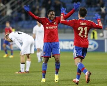 Los jugadores del CSKA, Ahmed Musa y Zoran Tosic, celebran un gol.