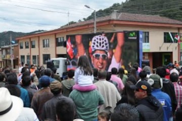 Foto tomada en Arcabuco, Boyacá, en el año 2013, en el Tour de Francia donde se coronó campeón de los jóvenes. Sus paisanos lo apoyan sin condiciones y en cualquier competencia.