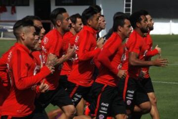 Futbol, entrenamiento seleccion chilena.
Los jugadores de la seleccion chilena, atienden  el entrenamiento matutino en el complejo deportivo Juan Pinto Duran de Santiago, Chile.
20/03/2017