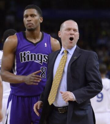El técnico de Michael Malone (D) junto a Rudy Gay (I).
