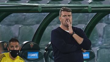 &Oacute;scar Garc&iacute;a observa el partido contra el Elche, el &uacute;ltimo que dirigi&oacute; como entrenador del Celta.