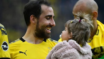 Dortmund&#039;s Spanish forward Paco Alcacer shares a smile with his daughter after his team won the German first division Bundesliga football match Borussia Dortmund vs Fortuna Duesseldorf in Dortmund, western Germany on May 11, 2019. (Photo by INA FASSB