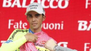 Alberto Contador, en el podio de Fiuggi: esta vez s&iacute; se enfund&oacute; la maglia rosa.