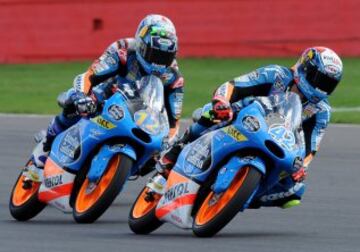 Alex Rins y Alex Márquez durante la carrera de categoría de Moto3 del Gran Premio de Gran Bretaña de Motociclismo en el circuito de Silverstone