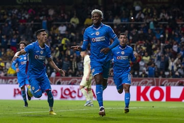 Estrada celebra que marcó su tanto de penal al finalizar la primera parte.