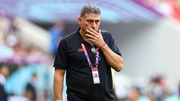 Luis Fernando Suárez en un partido de Costa Rica en el Mundial de Qatar.