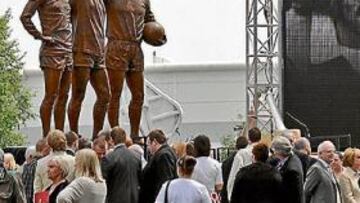 <b>LA HISTORIA. </b>Charlton, Best y Law, la historia del Manchester United, en una estatua en Old Trafford.