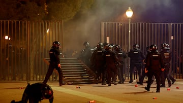 Ahead of the Champions League match between Barcelona and Naples, some Barça ultras caused trouble, knocking over a gate and causing tension with police.