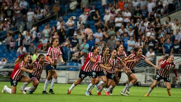 AME3711. MONTERREY (MÉXICO), 30/05/2022.- Jugadoras de Chivas de Guadalajara festejan al final del partido la victoria ante Rayadas de Monterrey hoy, lunes 30 de mayo de 2022, durante el partido de vuelta correspondiente al campeón de Campeones de la Liga Femenil Mx celebrado en el estadio BBVA de la ciudad de Monterrey (México). EFE/Miguel Sierra EFE/Miguel Sierra
