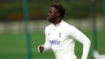 Davinson Sánchez durante un entrenamiento de Tottenham antes de Champions League.