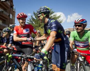 Alejandro Valverde saluda a Tom Dumoulin.