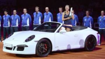 La alemana Angelique Kerber venció a la danesa Caroline Wozniacki en el torneo de Stuttgart y se llevó un coche como regalo.