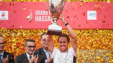 Roberto Carball¨¦s, con el trofeo.