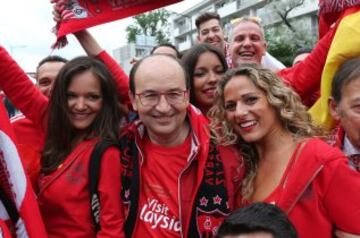 Miles de seguidores del Sevilla han llenado de colorido las calles de la capital polaca a la espera del partido.