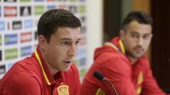 ***Correcci&oacute;n nombres***GRA123. MADRID, 11/11/2015.- Los defensas &Oacute;scar de Marcos (i) y Mario Gaspar, durante la rueda de prensa de los jugadores de la selecci&oacute;n espa&ntilde;ola de f&uacute;tbol, hoy en Las Rozas, antes de disputar los pr&oacute;ximos partidos amistosos. EFE/Emilio Naranjo